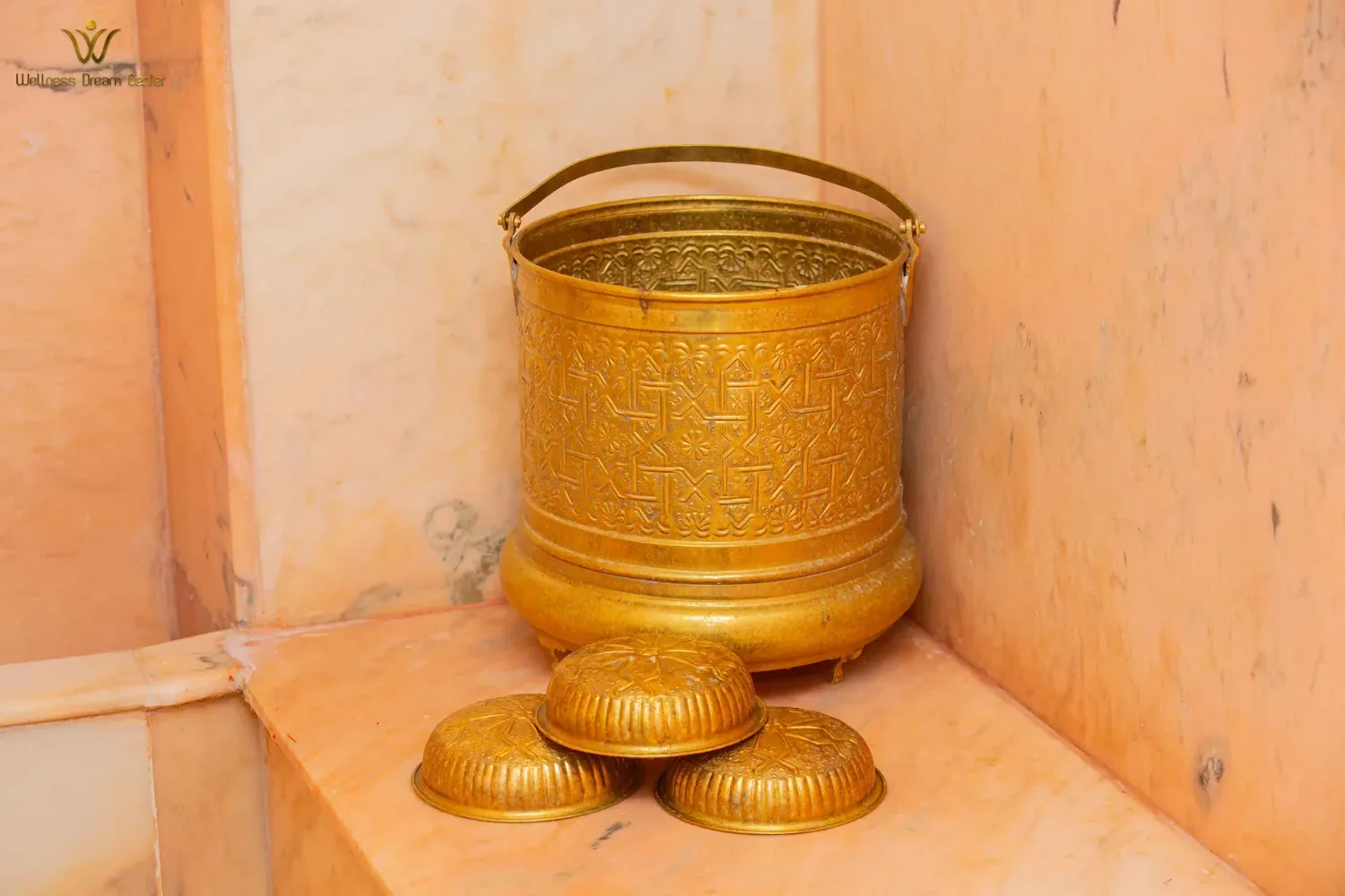Seau de hammam en laiton dore