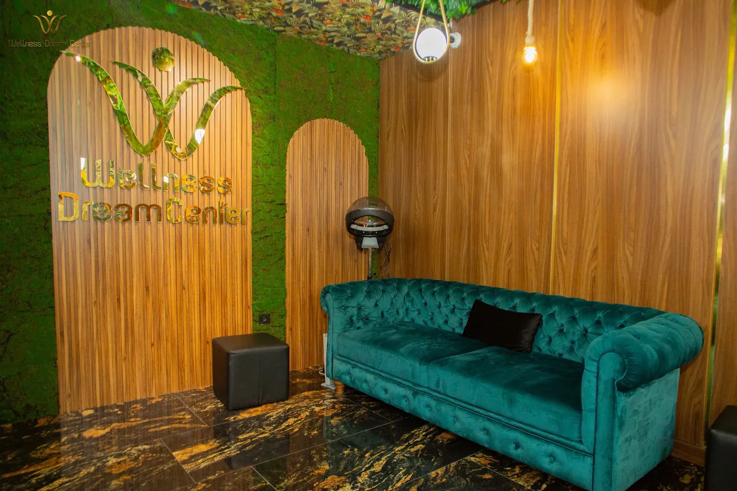 Salon avec canape en velours vert